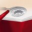 Person klebt Stuckrosette mit Montagekleber an Decke
