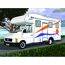 Weißer Campervan mit blau-orangenem Streifen.
