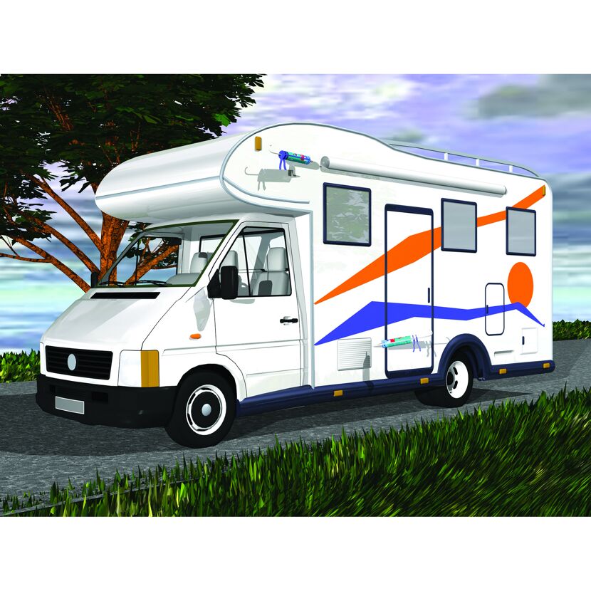 Weißer Campervan mit blau-orangenem Streifen.