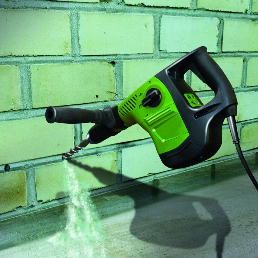 Bohrhammer bohrt in eine Ziegelwand.
