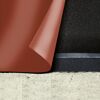 Rotes Putzgewebe auf Sand und schwarzer Dämmung