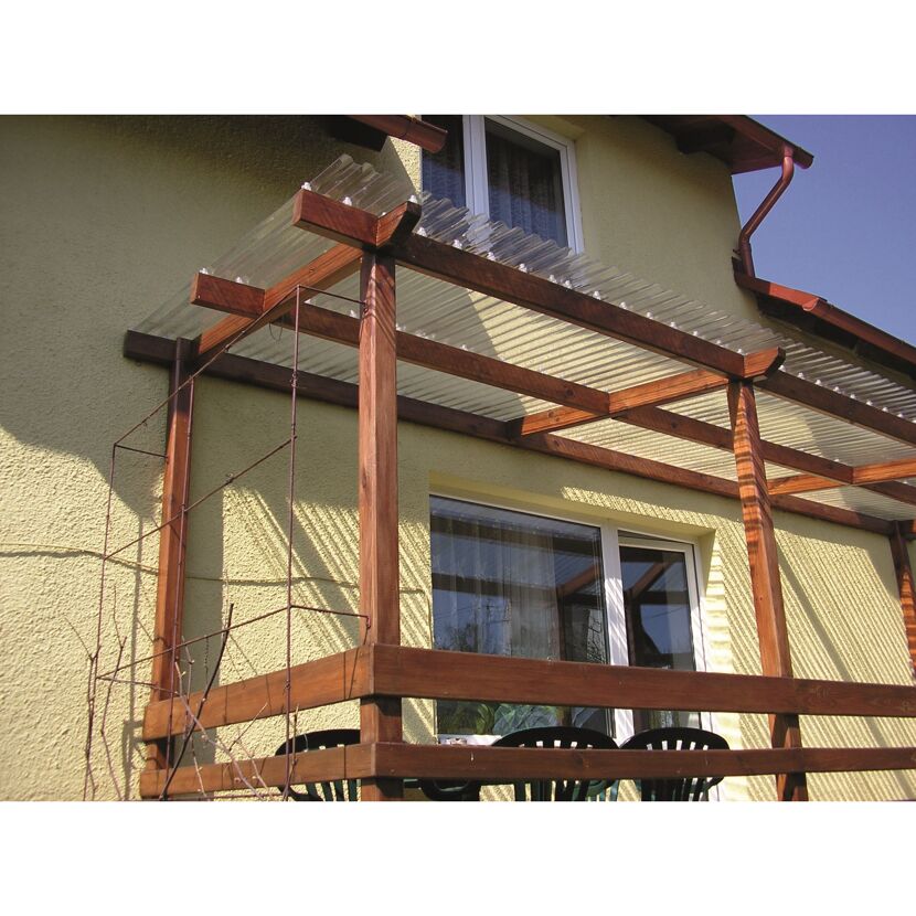 Balkon mit Überdachung aus PVC-Platten Sinus