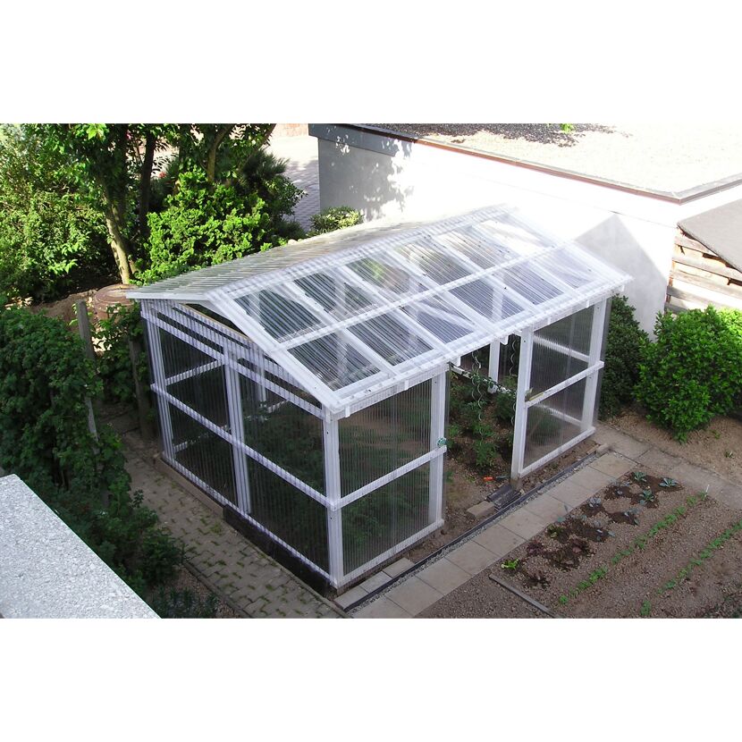 Kleines Gewächshaus im Garten