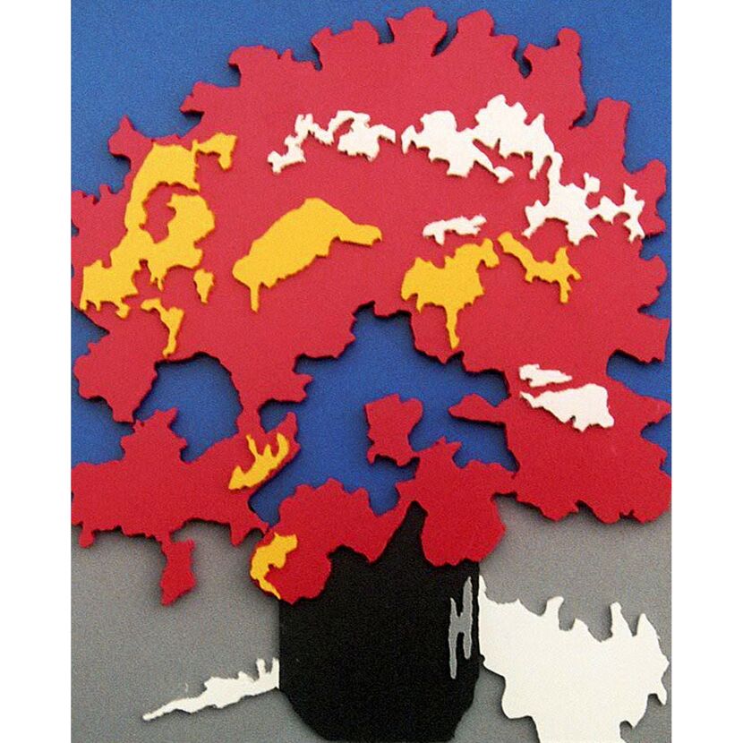 Roter und gelber Baum in schwarzem Topf vor blauem Hintergrund.
