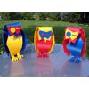 Drei bunte Eulen-Skulpturen auf einem Tisch