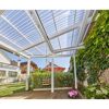 Überdachte Terrasse mit Schaukel und Spielzeugauto