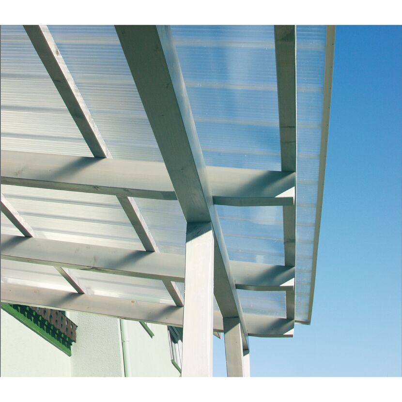Weiße Terrassenüberdachung aus durchsichtigem Kunststoff