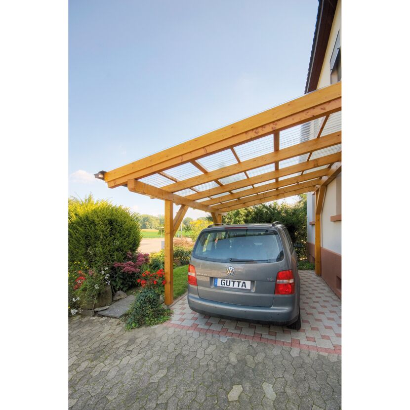 Auto unter einem Carport aus Holz und Wellblech