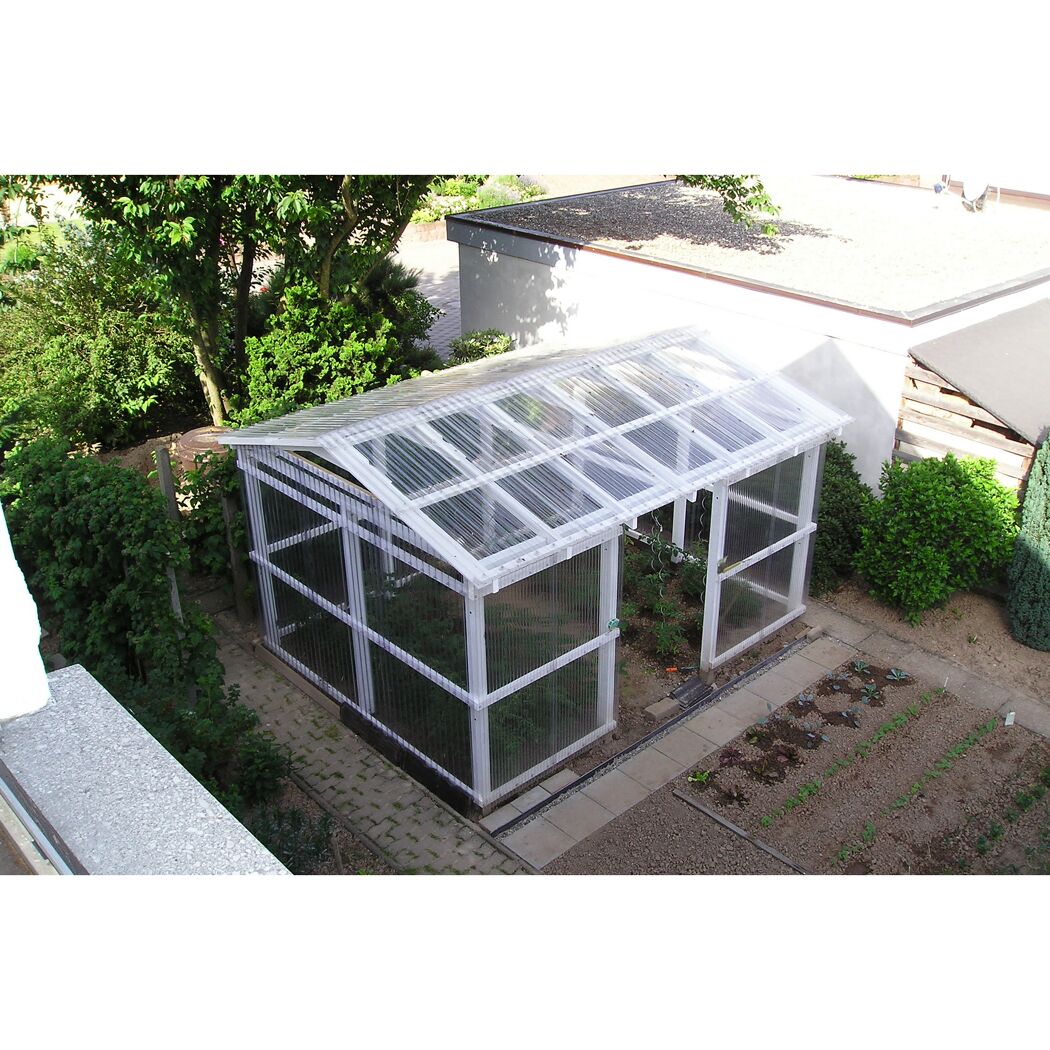 Kleines Gewächshaus im Garten