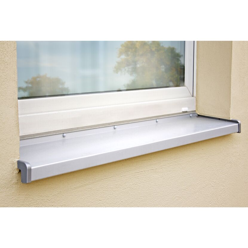 Fensterbank mit grauem Seitenteil aus PVC