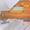 Winkelmesser auf Holzdiele
