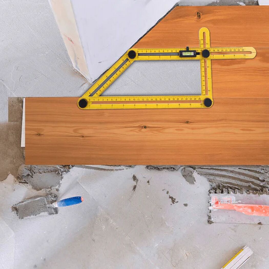 Winkelmesser auf Holzdiele