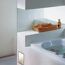 Badezimmer mit Badewanne, Handtüchern und Spiegel