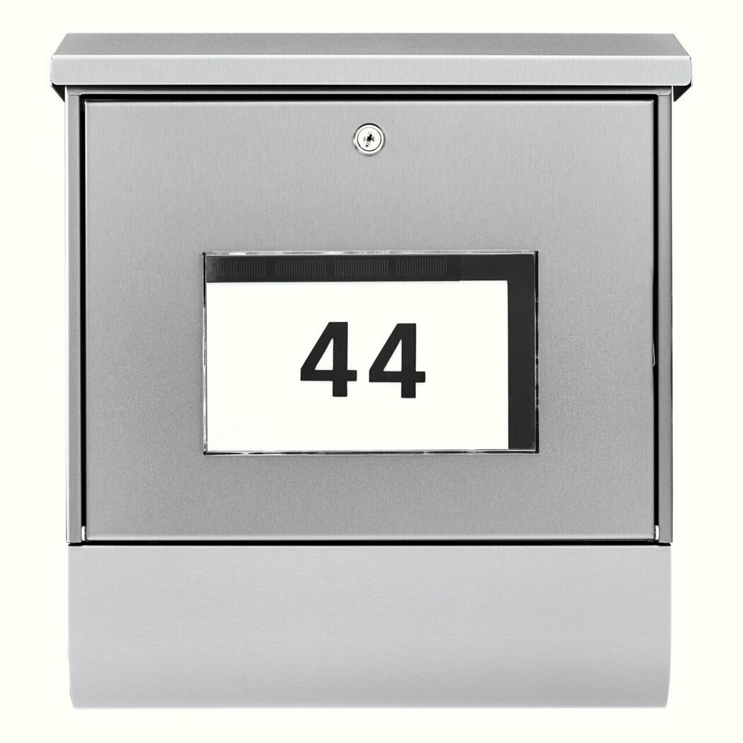 Briefkasten aus Edelstahl mit der Nummer 44.
