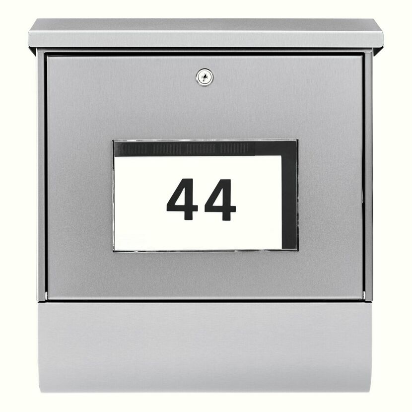 Briefkasten aus Edelstahl mit der Nummer 44.