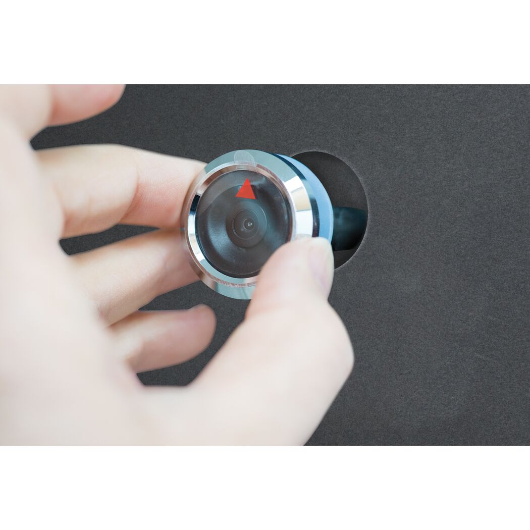 Person benutzt Türspion Door eGuard DG 8100
