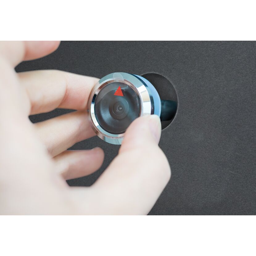 Person benutzt Türspion Door eGuard DG 8100