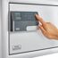 Finger am Zahlencode eines Tresors
