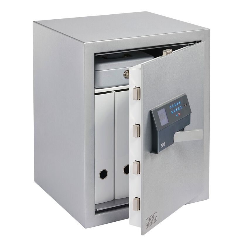 Geöffneter Tresor mit Zahlencode
