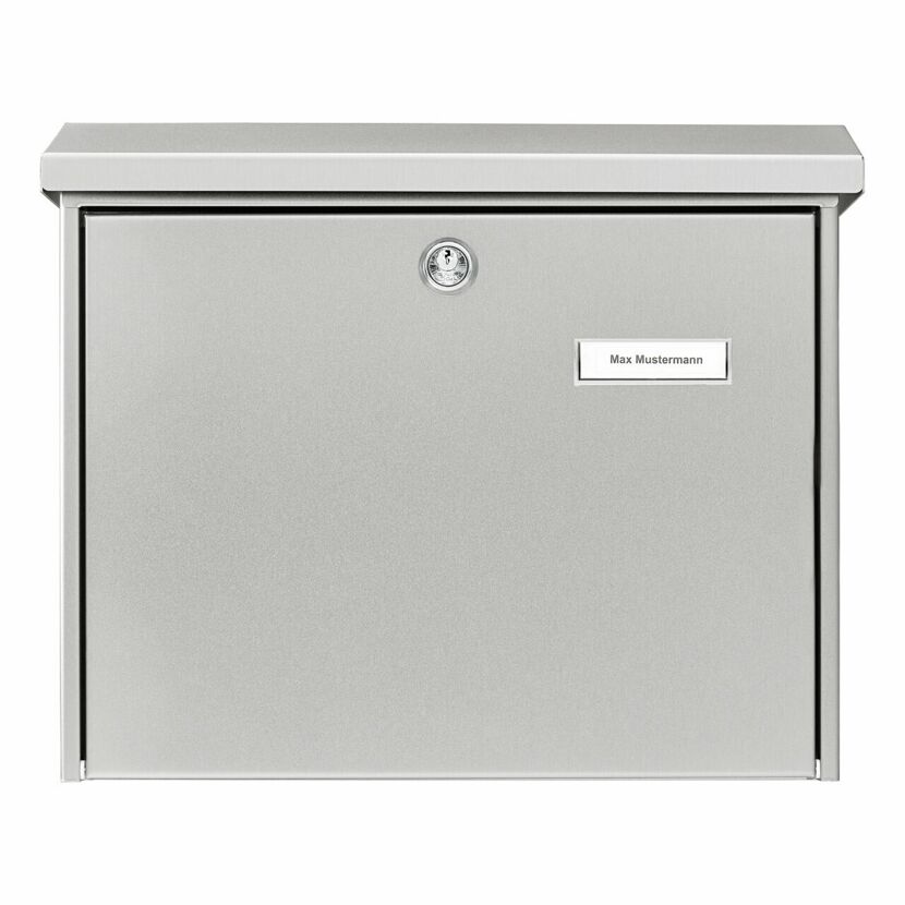Silberner Edelstahlbriefkasten mit Namensschild.