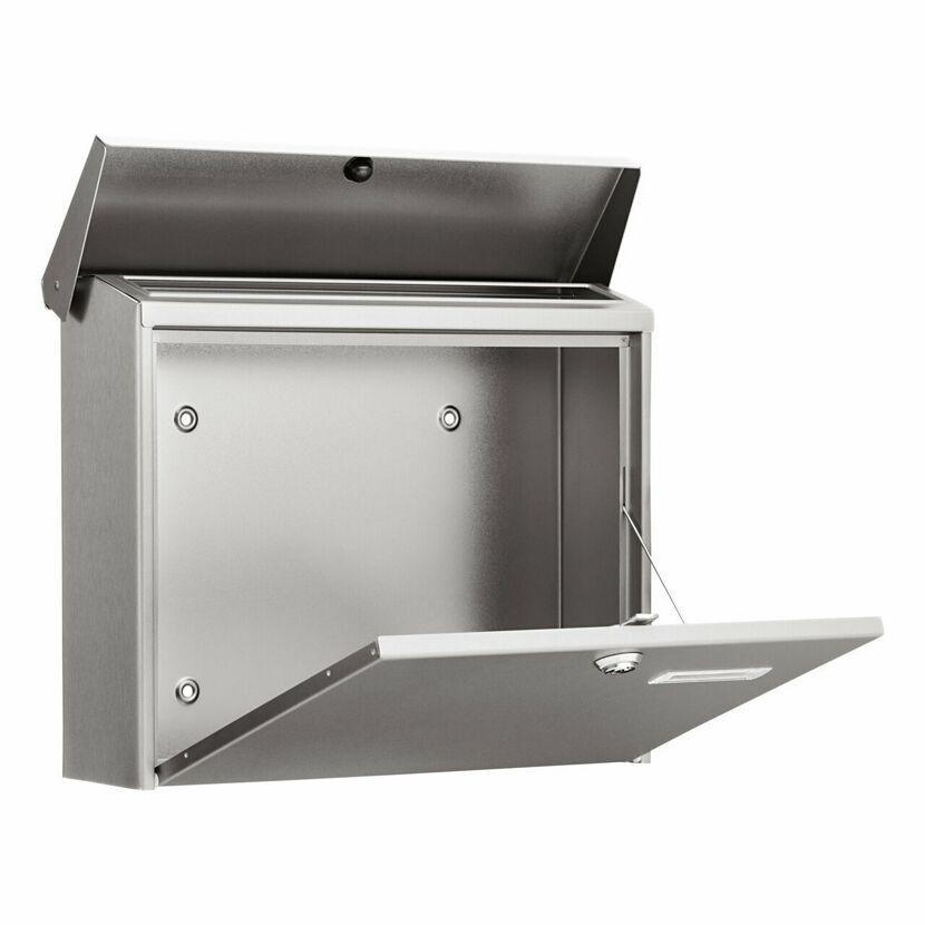 Geöffneter Edelstahlbriefkasten an Hauswand.