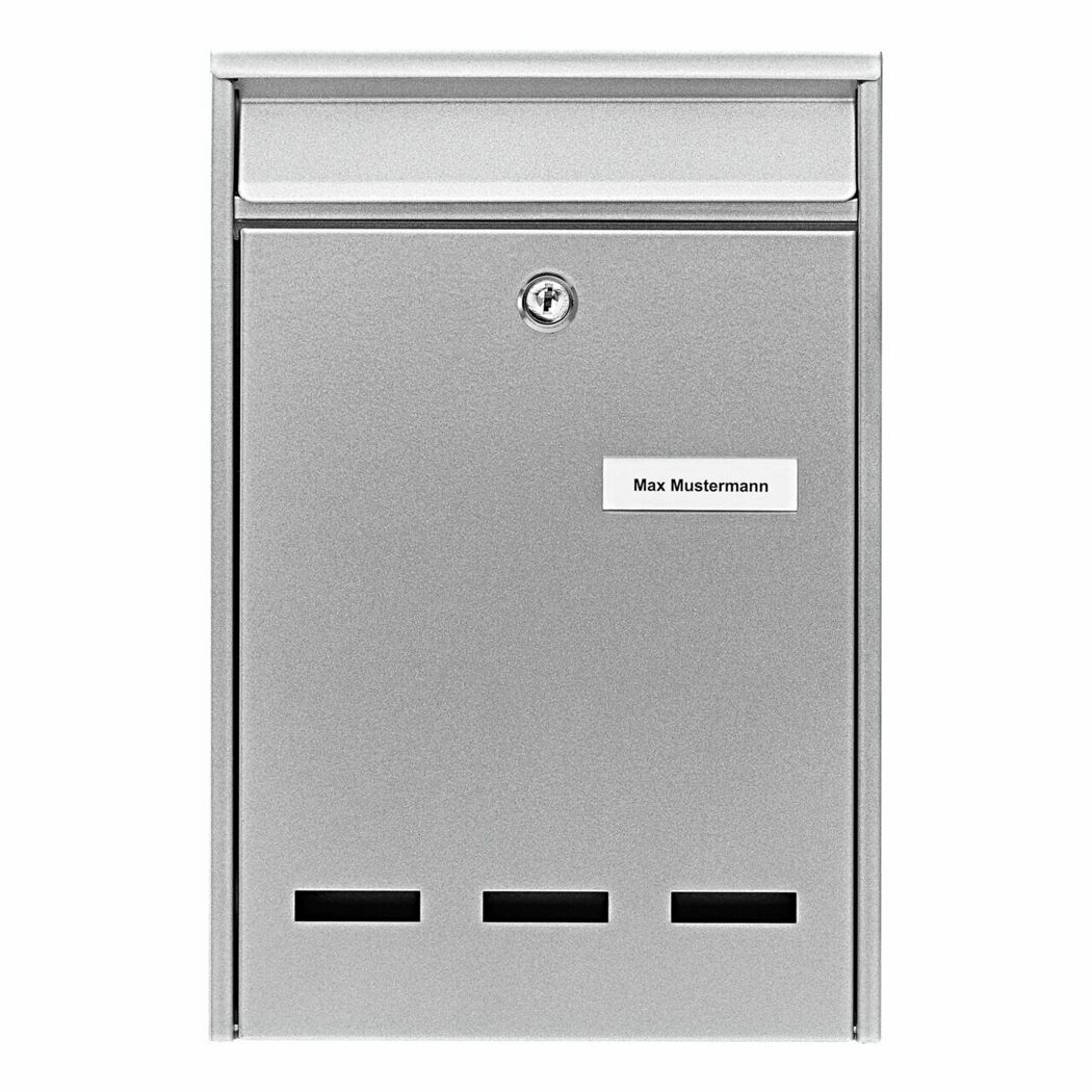 Silberner Briefkasten mit Namensschild
