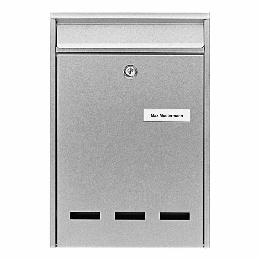 Silberner Briefkasten mit Namensschild