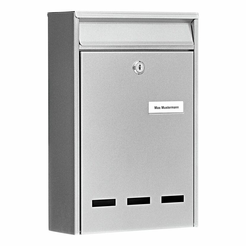 Silberner Briefkasten mit Namensschild