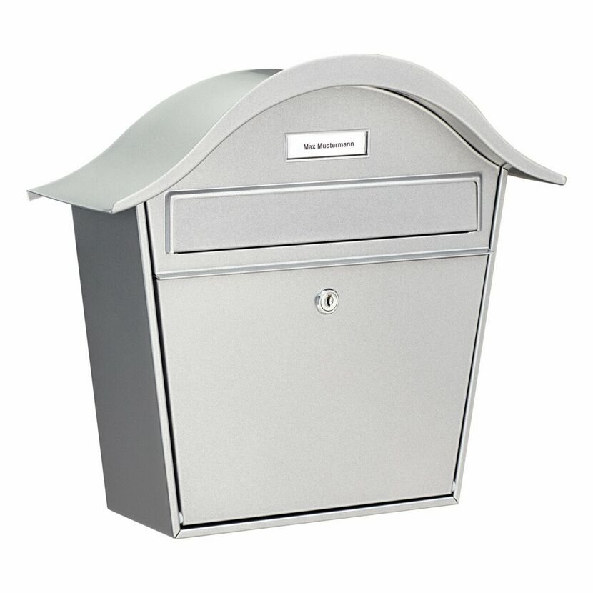 Silberner Briefkasten mit Namensschild