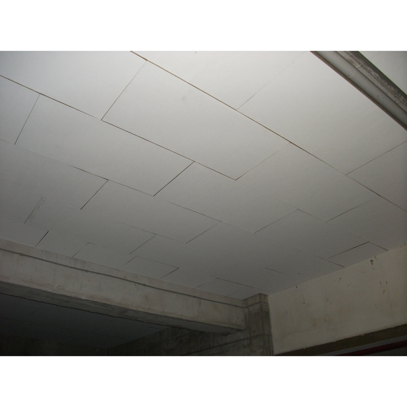 Weiße Deckenplatten an der Decke
