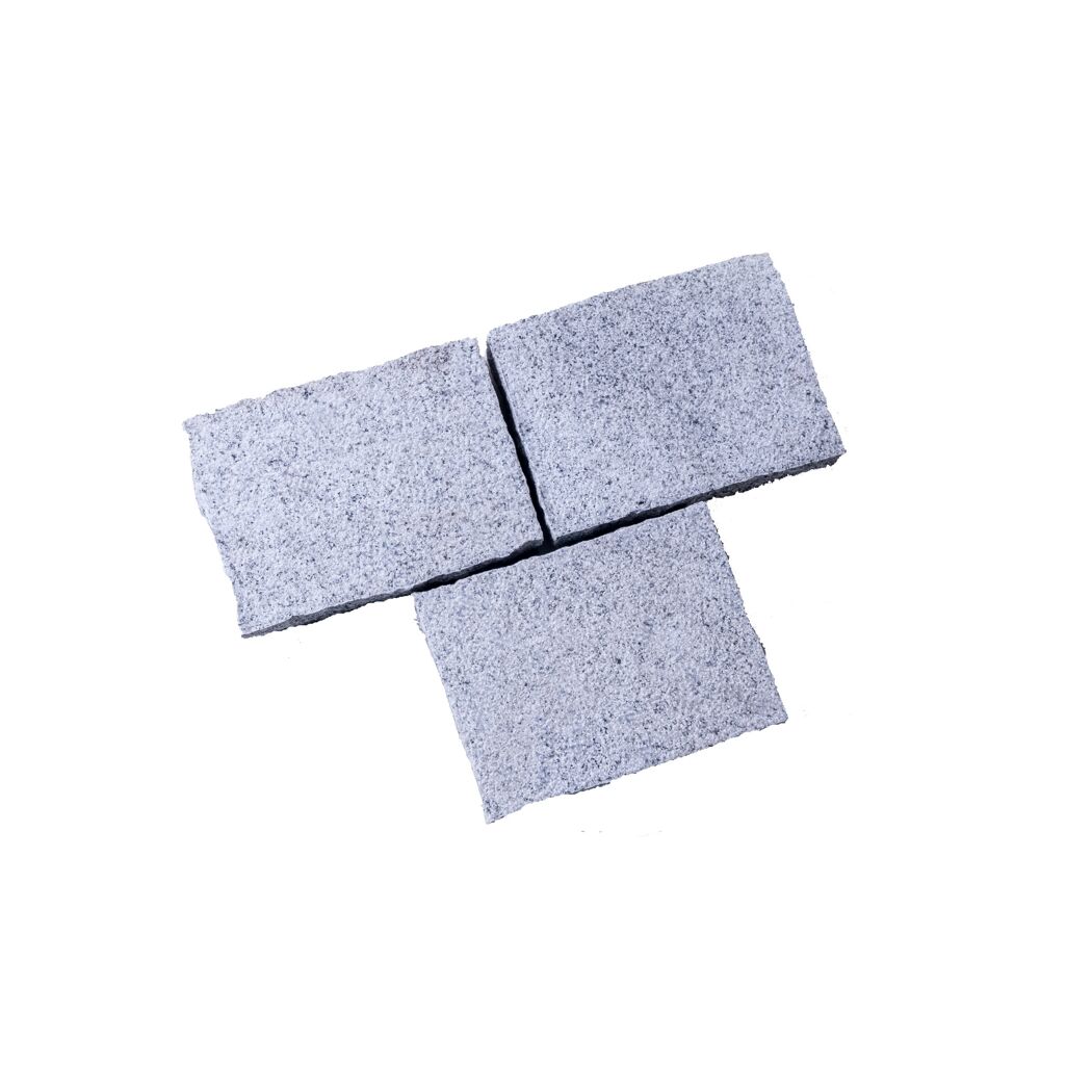 Drei graue Granitpflastersteine
