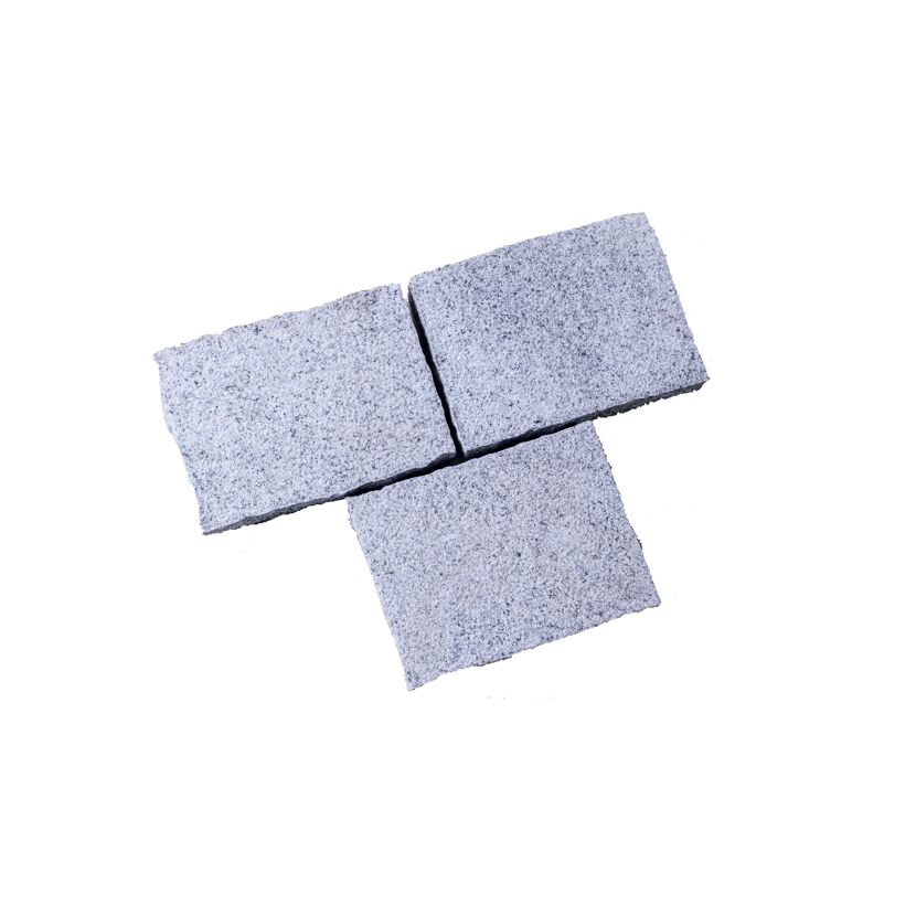 Drei graue Granitpflastersteine