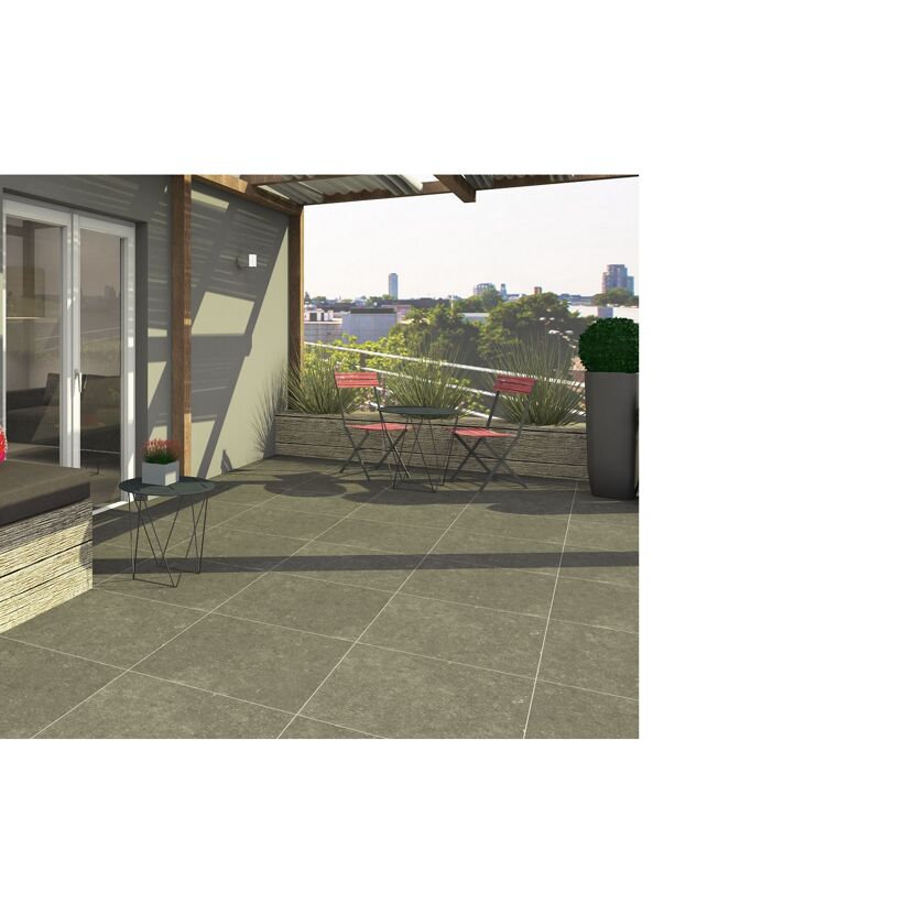 Geflieste Terrasse mit roter Bestuhlung.