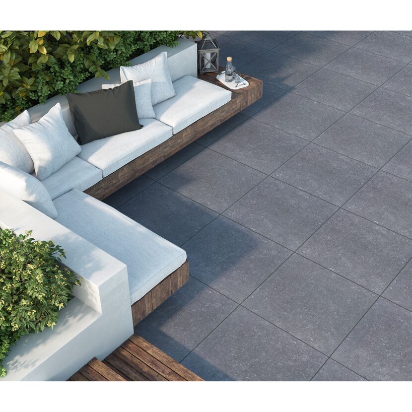 Graue Fliesen auf einer Terrasse mit Sitzecke