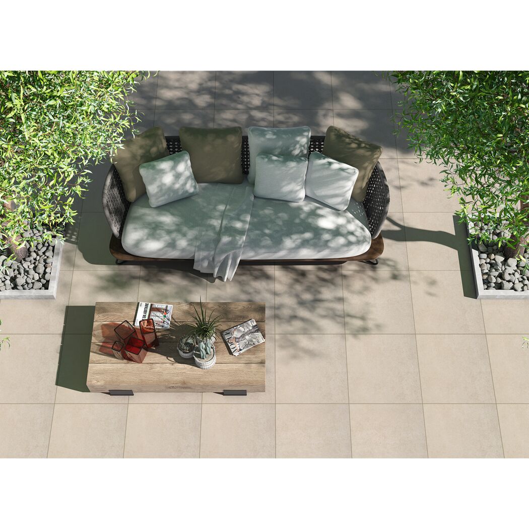 Beige Fliesen verlegt auf einer Terrasse mit Gartenmöbeln