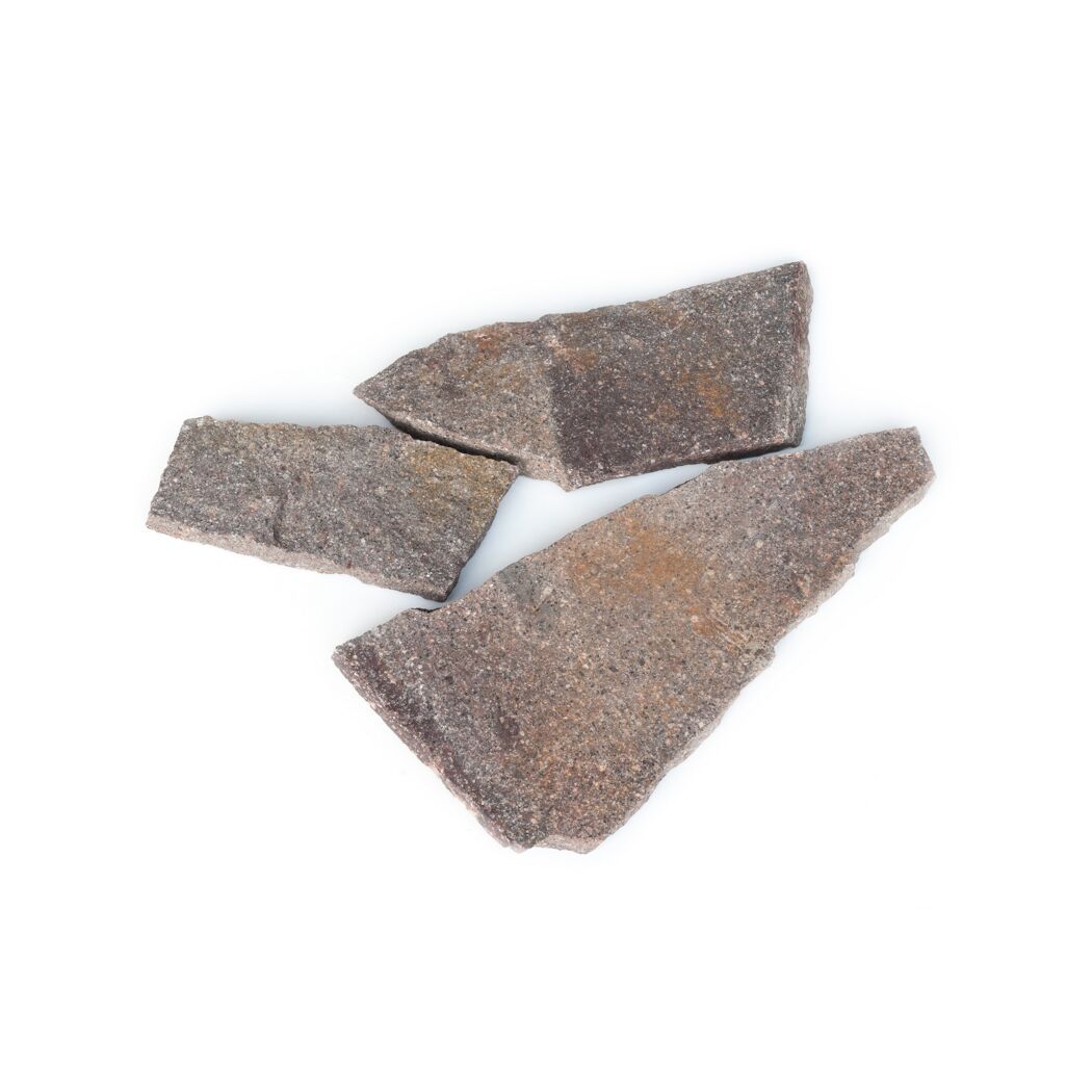 Drei Porphyr Polygonalplatten auf weißem Hintergrund.