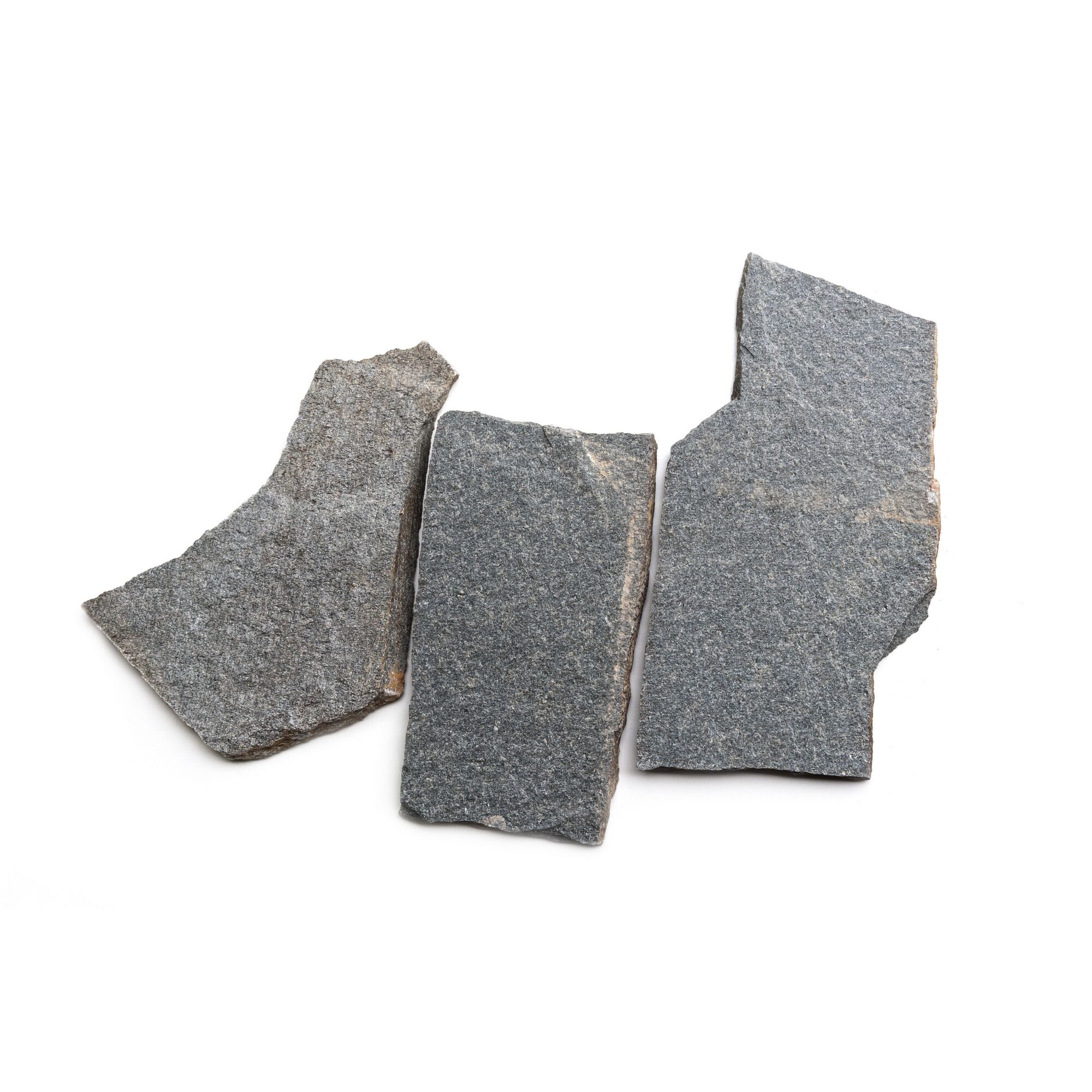 Drei graue Polygonalplatten aus Quarzit
