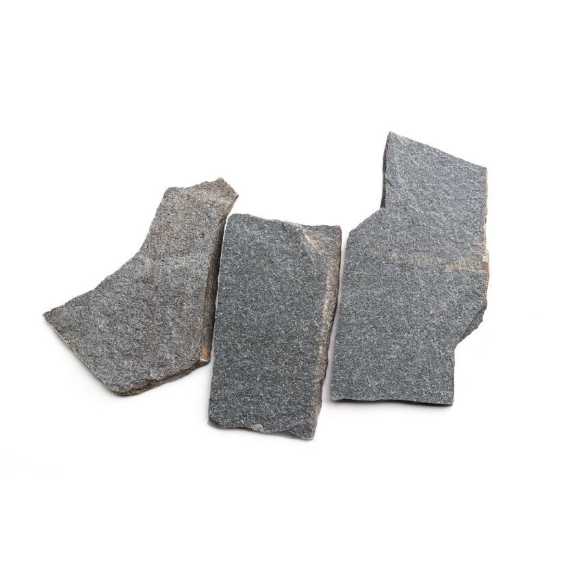 Drei graue Polygonalplatten aus Quarzit