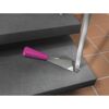 Reparieren einer beschädigten Treppenstufe mit Meißel.