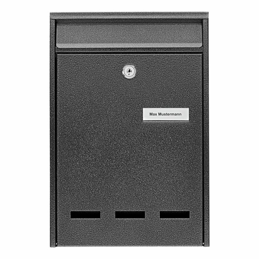 Schwarzer Briefkasten aus Stahl mit Namensschild.