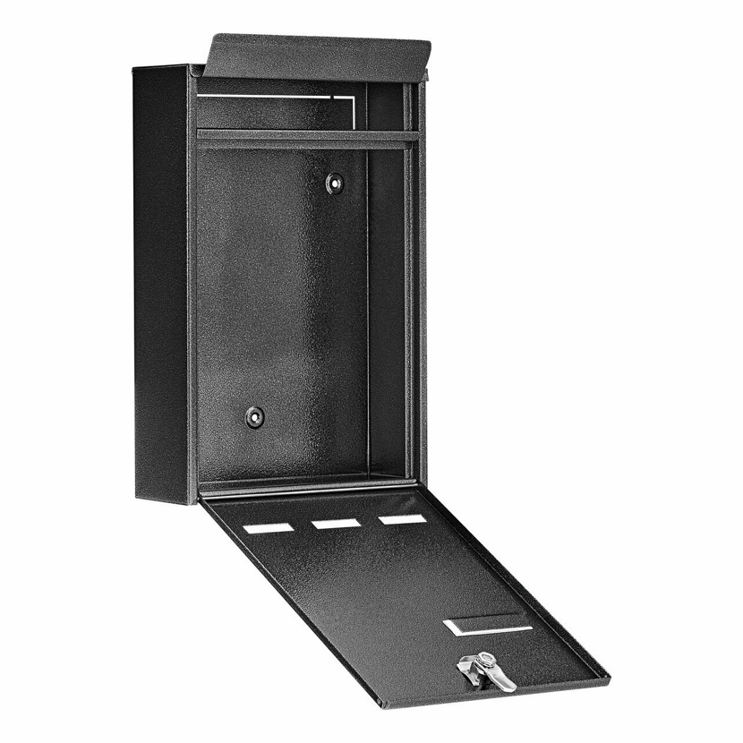 Schwarzer Stahlbriefkasten geöffnet