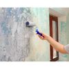 Person streicht eine Wand mit einer Farbrolle.