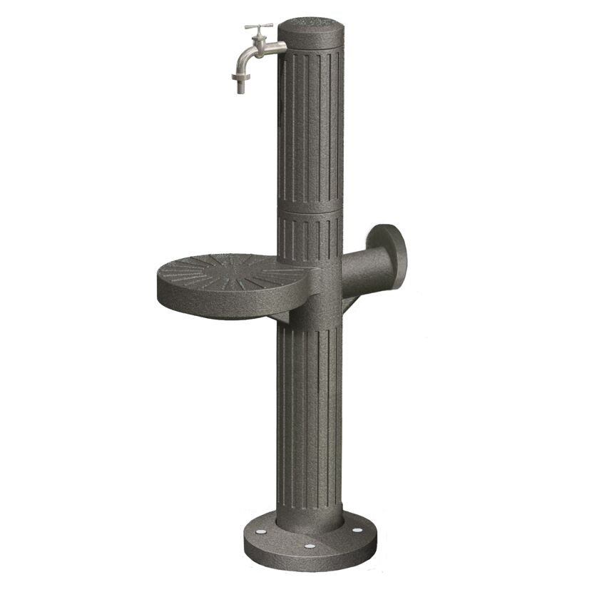 Wasserzapfsäule mit Tritt und Wasserhahn