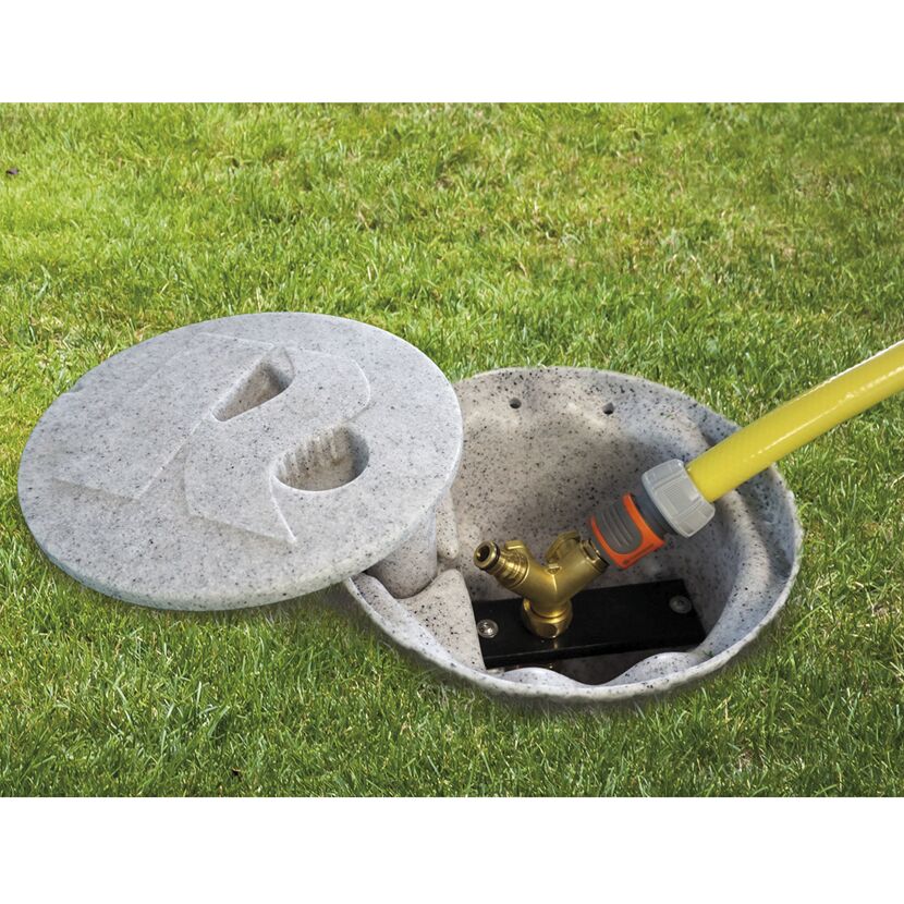 Wassersteckdose im Rasen mit Schlauch