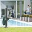 Wasserzapfstelle im Garten neben Pool