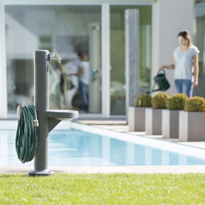 Wasserzapfstelle im Garten neben Pool