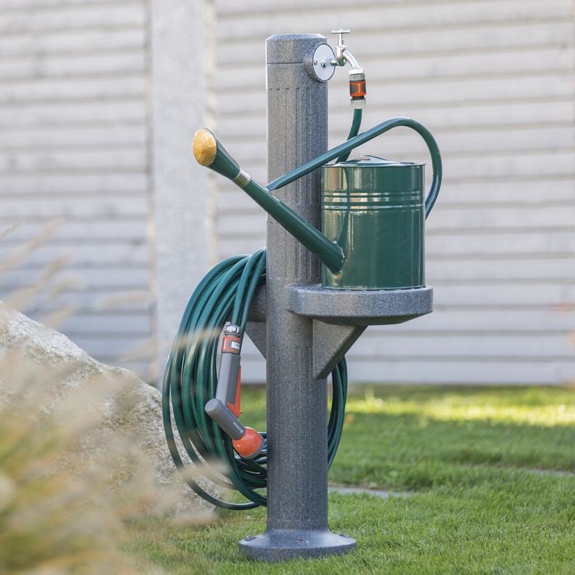 Wasserzapfstelle Premium black granit mit Gießkanne und Schlauch.