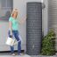 Person mit Gießkanne neben Regentonne Arcado 460L black granit