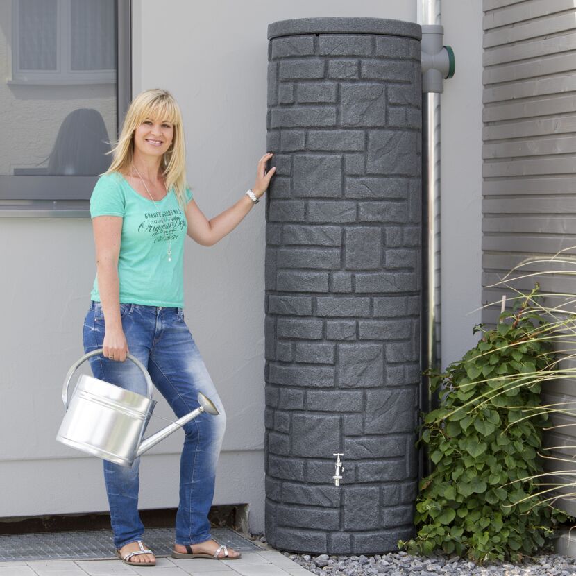 Person mit Gießkanne neben Regentonne Arcado 460L black granit