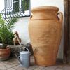 Terrakotta-Regenfass mit Wasserhahn und Gießkanne